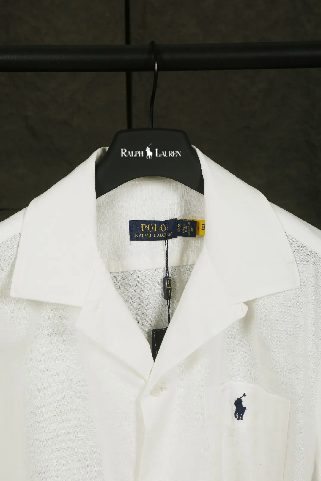 P230 Actual photo [High-end quality] Style number: 25055# Color: Navy blue/off-white/ice blue/light pink/chicken yellow/khaki Size: S to XL - Ralph Lauren/Ralph Lauren 25SS Summer popular high-quality old money style Cuban collar pocket style short-sleeved linen couple shirt - ingeniously restored 95% cotton blended bamboo linen, pre-washed, tight and soft texture ✅ - 100% restored workmanship Complete professional shirt with embedded clips in bifurcated sleeves, top button earrings ✅ - Custom dyed original pearlescent white buttons with different sizes ✅ - Special shaped chiffon foil inside the collar door tube, which is not easy to deform and pull ✅ - Ralph Lauren/linen pocket style short-sleeved shirt. It is different from the classic style and has a niche style. It perfectly combines comfort and high-end. An indispensable piece in summer. It is both cool and textured. It is the king of ins style with every snap. It can be used for commuting and vacationing. There’s no pressure to switch between different styles, and the classics never go out of style.